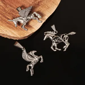 Vista dettagliata di tre ciondoli in acciaio inossidabile a forma di cavallo e Pegaso per gioielli fai da te.