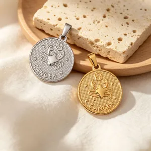 Detailansicht von Vintage-Krebs-Sternzeichen-Anhängern in Gold- und Silber-Finish