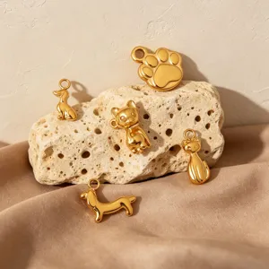 Vista dettagliata di simpatici ciondoli animali 3D in acciaio inossidabile oro 18K