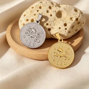 Detailansicht von Gold- und Silber-Löwe-Sternzeichen-Anhängern auf Steinsockel