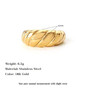 Dettaglio di anello in acciaio inossidabile placcato oro 18K con design a treccia da 8,6 mm