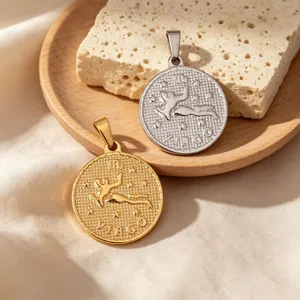 Detailaufnahme von goldenen und silbernen Vintage-Jungfrau-Sternzeichen-Anhängern aus Metall