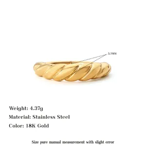 Dettaglio di un anello a treccia in acciaio inossidabile placcato oro 18K con specifiche