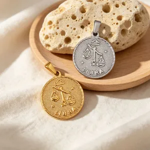 Detailansicht: Waage-Sternzeichen-Anhänger aus Edelstahl in Gold- und Silberoptik