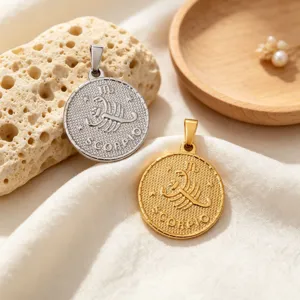Nahaufnahme von goldenen und silbernen Skorpion-Zodiac-Anhängern auf strukturiertem Hintergrund.