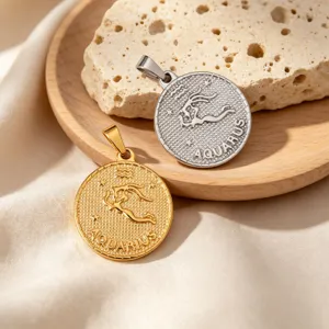 Detaillierte Nahaufnahme von goldenen und silbernen Wassermann-Sternzeichen-Anhängern.