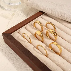 Elegante set di sette anelli in acciaio inossidabile placcati oro 18 carati in box