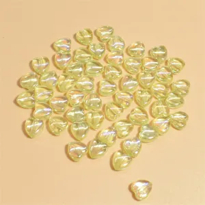 Primer plano detallado de cuentas de acrílico en forma de corazón irisado de 9mm para joyería.