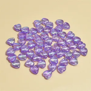 Primer plano de cuentas acrílicas color AB con forma de corazón morado para hacer joyas