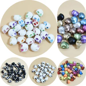 Vista detallada de cuentas de calavera de acrílico de 10-13 mm para la creación de joyas DIY