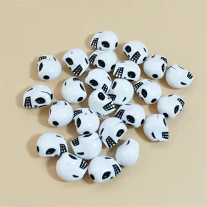 Vista detallada de cuentas de calavera de acrílico blanco para joyería artesanal