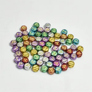Vista detallada de cuentas de letras de acrílico de 7 mm de colores para joyería artesanal