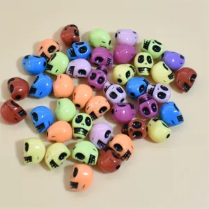 Vista detallada de varias cuentas de calavera de acrílico mate de 10-13 mm para DIY