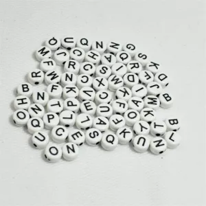 Vista detallada de cuentas redondas de acrílico blanco de 7 mm con letras negras para joyería