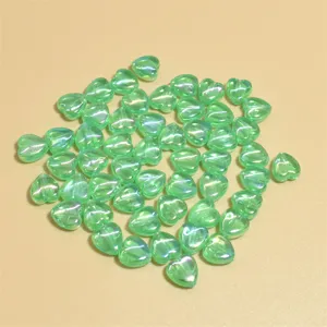 Detalle de cuentas de acrílico en forma de corazón verde claro de 9 mm con acabado AB.