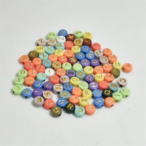Detalle de cuentas de letras acrílicas de 7 mm de colores para hacer pulseras DIY.