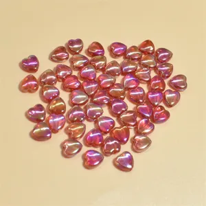 Primer plano de cuentas de acrílico en forma de corazón AB irisado de 9 mm para joyas DIY.