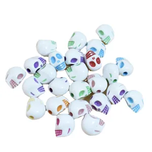 Cuentas de calavera de acrílico blanco de 10-13 mm con detalles coloridos para joyería DIY