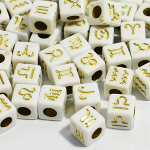Nahaufnahme von 7 mm weißen quadratischen Perlen mit goldenen Sternzeichen für DIY.