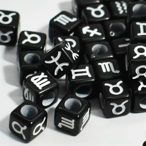 Nahaufnahme von 7mm schwarzen quadratischen Perlen mit weißen Sternzeichen für DIY
