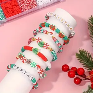 Festliches DIY-Armband-Set aus Polymer-Ton zu Weihnachten mit bunten Anhängern und Perlen.