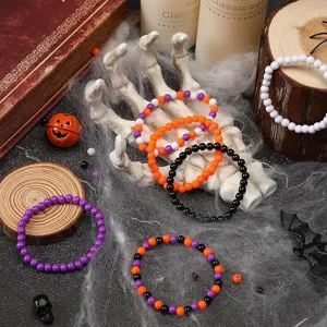 Ensemble de bracelets en perles d'acrylique Halloween avec accessoires squelette.