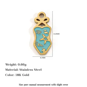 Dettaglio di un ciondolo bikini in smalto blu in acciaio inossidabile dorato 18K.