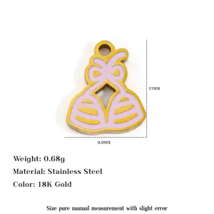 Vista dettagliata del ciondolo bikini rosa con segni da 12 mm e finitura in oro 18K