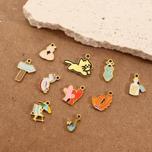 Vista macro dettagliata di vari ciondoli in smalto a tema spiaggia estiva in acciaio