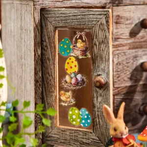 Pegatinas festivas de Pascua con huevos de colores y pollitos en una escena de jardín