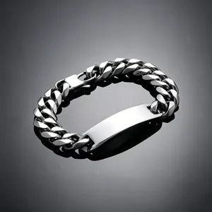 Dettaglio di bracciale a catena cubana in acciaio lucido con piastrina ID curva