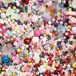 Bunte Acryl- und Fimo-Perlen mit Cartoon-Symbolen für die DIY-Schmuckherstellung