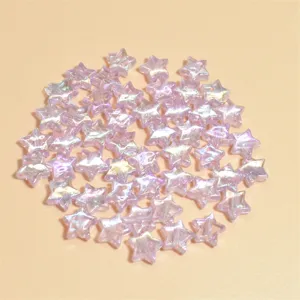 Primer plano de cuentas de estrella acrílicas violetas AB de 10 mm para hacer joyas.