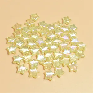 Primer plano detallado de cuentas de estrella acrílicas irisadas AB de 10mm para joyas.