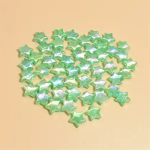 Primer plano de cuentas de acrílico con forma de estrella verde iridiscente de 10 mm para DIY