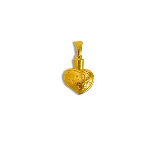 Vista dettagliata di un ciondolo a cuore placcato oro 18K con nastro in rilievo