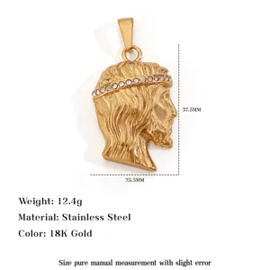 Détail du pendentif Jésus en acier inoxydable plaqué or 18 carats avec cristaux