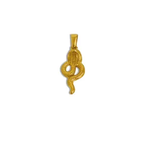 Vista dettagliata di un ciondolo serpente cobra in acciaio inossidabile placcato oro 18K.