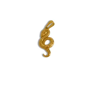 Vista dettagliata del ciondolo a serpente in acciaio inossidabile placcato oro 18K.