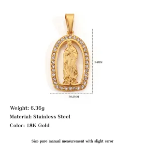 Vue détaillée du pendentif Vierge Marie en acier inoxydable plaqué or 18 carats