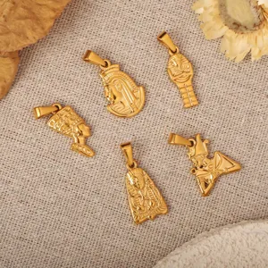 Dettaglio di cinque ciondoli egiziani vintage in acciaio inossidabile con Faraone e Nefertiti