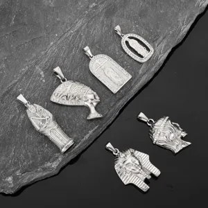 Collection de pendentifs égyptiens et religieux vintage en acier inoxydable argenté.