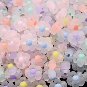 Primer plano de cuentas de flores de acrílico esmerilado de 12 mm para creación de joyas