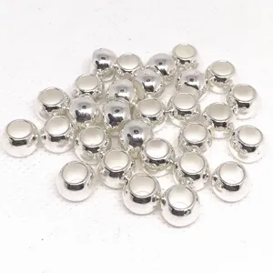 Dettaglio di perle distanziatrici CCB argentate con foro grande per accessori fai da te