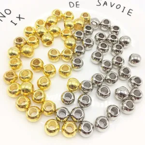Primo piano di perle CCB a foro grande in oro e argento per gioielli fai da te