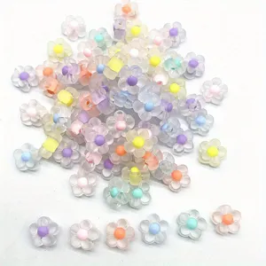 Primer plano de cuentas de flores de acrílico esmerilado de 12 mm con núcleos de colores.