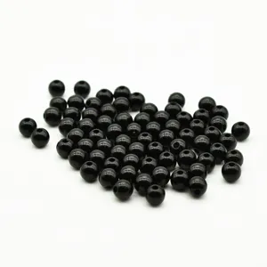 Primer plano de cuentas de acrílico negro brillante para pulseras y manualidades