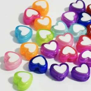 Primer plano de cuentas acrílicas de 8 mm con forma de corazón para bisutería DIY