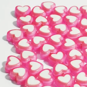 Vista detallada de cuentas de corazón de acrílico rosa y blanco de 8 mm para manualidades