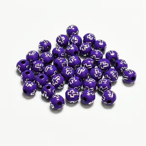 Détail de perles rondes en acrylique violettes de 8 mm avec motif de croix argentée